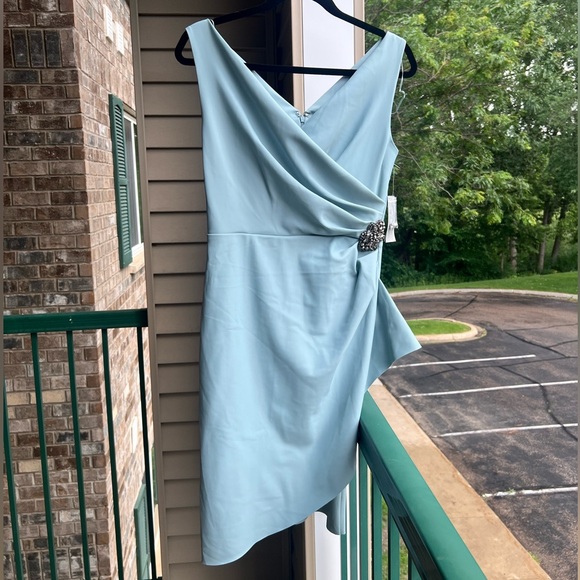 🆕 💎👗 Alex Evenings Light Blue Draped Sheath Dress with Jeweled Accent | Size 4 - Picture 4 of 16
